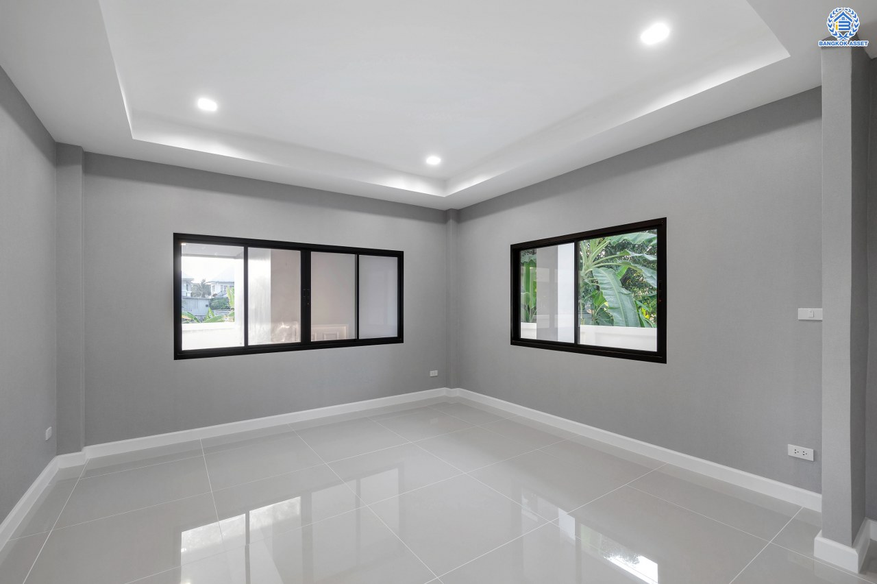 บ้านมือสองตกแต่งใหม่ โครงการ กฤษดานคร20 ปิ่นเกล้า-บรมราชชนนี เนื้อที่ 118 ตร.ว. พื้นที่ใช้สอย 612.6 ตร.ม. พร้อมฟังก์ชันจัดเต็ม 4 ห้องนอน 4 ห้องน้ำ 1 ห้องแม่บ้าน จอดรถได้ 3 คัน บนทำเลเชื่อมต่อเมืองอย่างรวดเร็ว ใกล้ทางคู่ขนานลอยฟ้าบรมราชชนนี ทางด่วน "กาญจนาภิเษก" ม.มหิดล เซ็นทรัลปิ่นเกล้า และตลาดสดธนบุรี